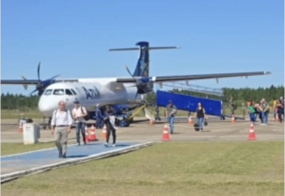 Um voo foi atrasado após um militar do Exército Brasileiro tentar abrir a porta de emergência do avião.