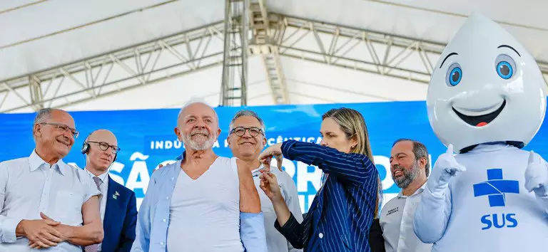 Vacinação de Lula e Alckmin marca início da campanha nacional de imunização contra a gripe